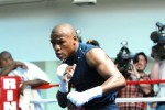 Mayweather warms up for Pacman against kickboxer