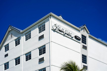 Hampton by Hilton Grand Cayman receives prestigious award for service excellence