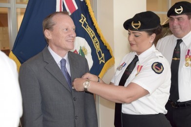 Governor gets poppy pinned by Veterans Association