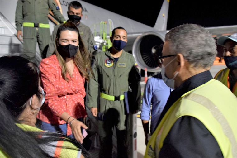 Hands stretched out in appreciation as Mr. Bush greeted the crew of the Columbian aircraft