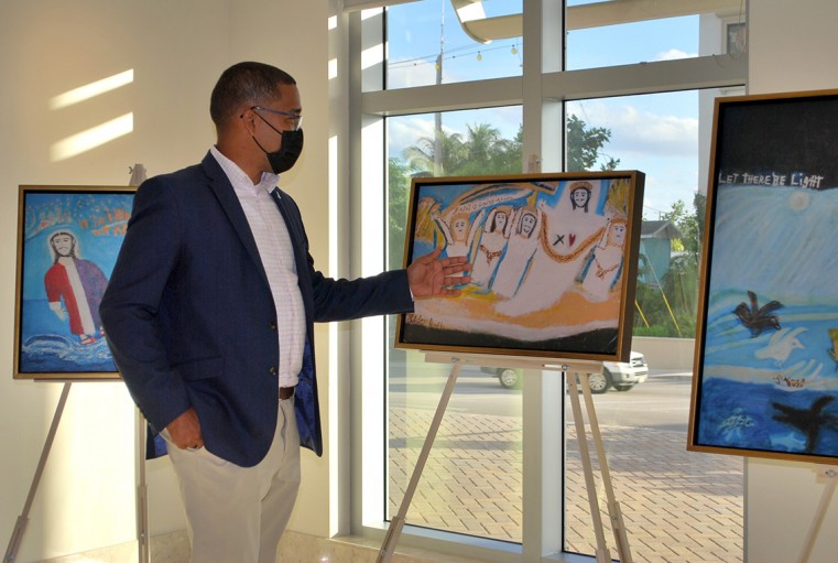 Minister for Tourism & Transport, Hon. Kenneth Bryan views the “My Art is My Life” travelling show at the Government Administration Building’s Cayman Gallery recently
