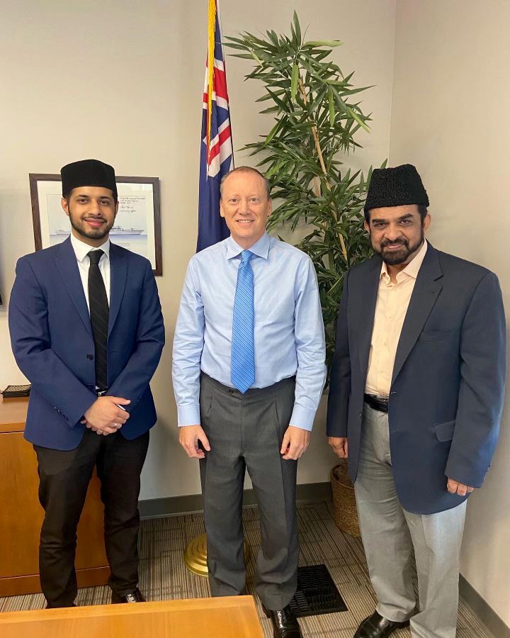 Canadian Head Missionary of the Ahmadiyya Muslim Community Visits Cayman