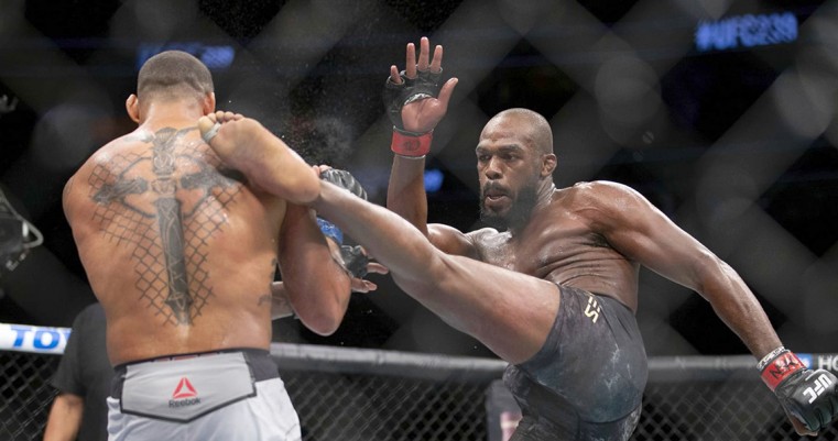 Jones looks set for  easy heavy defence
