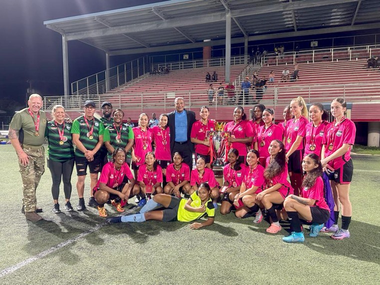 CIFA President, Alfredo Whittaker, poses with Women’s League winners, Elite S.C