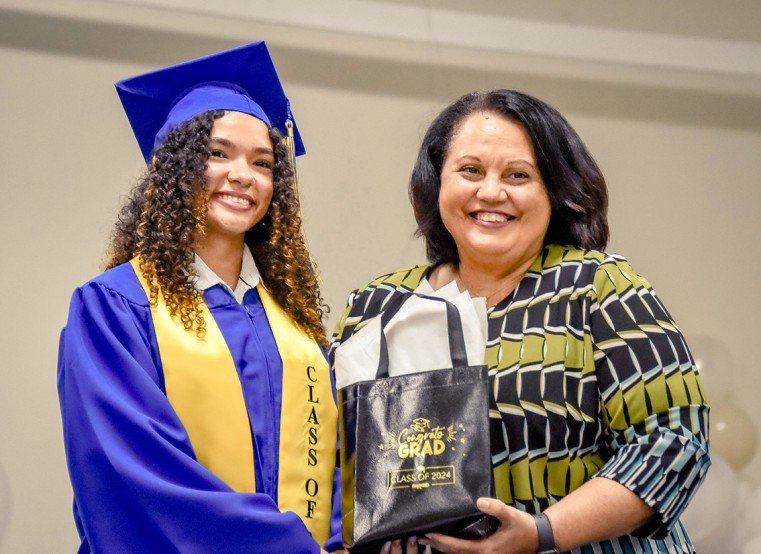 Acting Deputy Director of the Department of Education Services, Tammy Hopkins presents the National Gallery Award for Visual Arts to Allisson Walton-Varela.