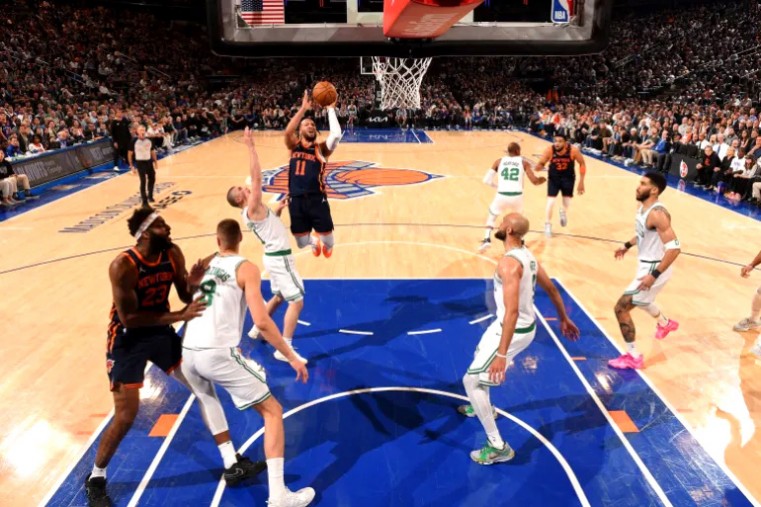 New York Knicks beat the champs Boston Celtics